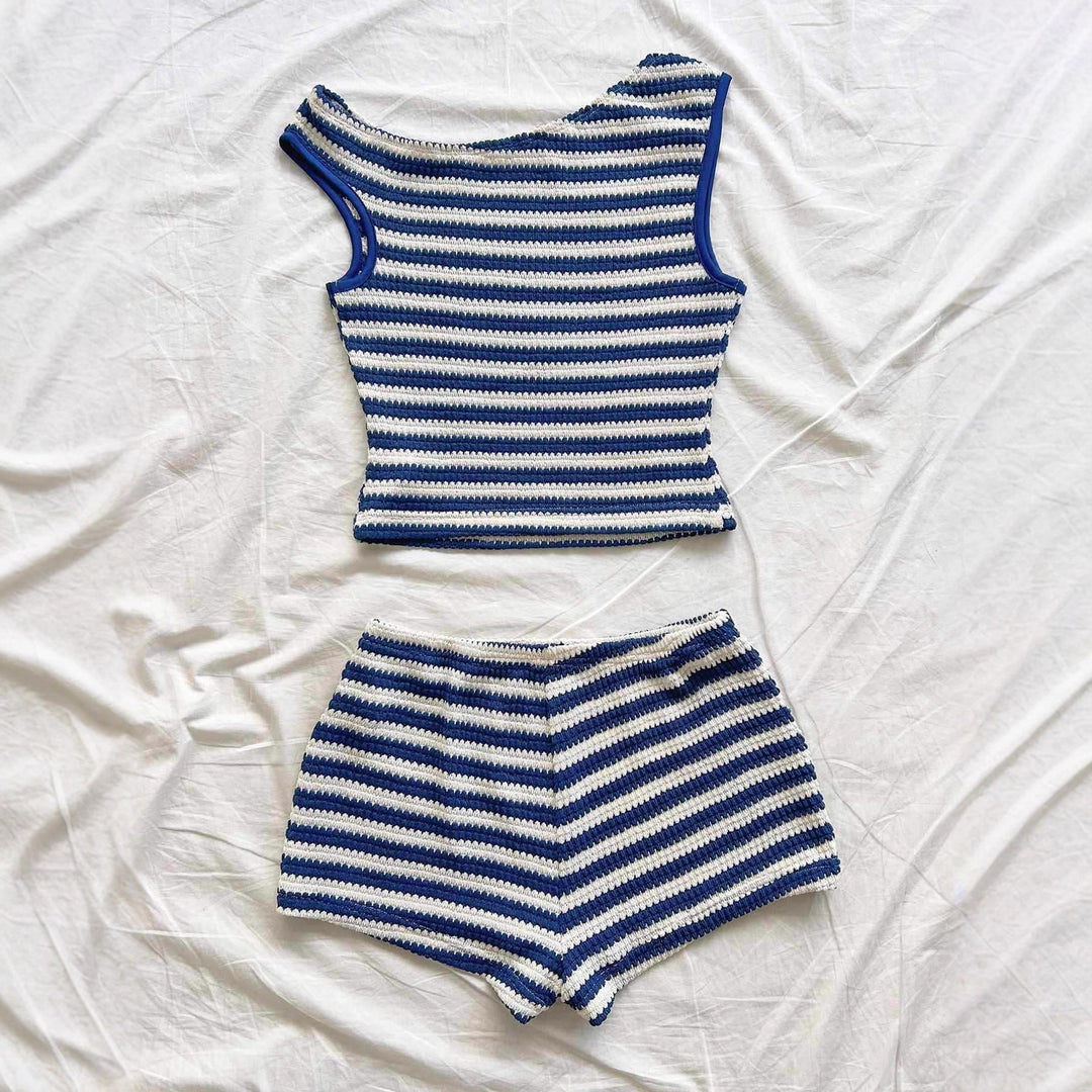 Damer strandoutfit med randig crop-top och shorts Mirla-Eva Jonsson