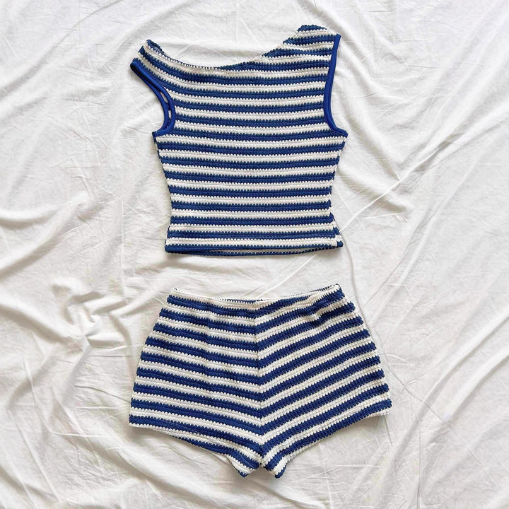 Damer strandoutfit med randig crop-top och shorts Mirla-Eva Jonsson