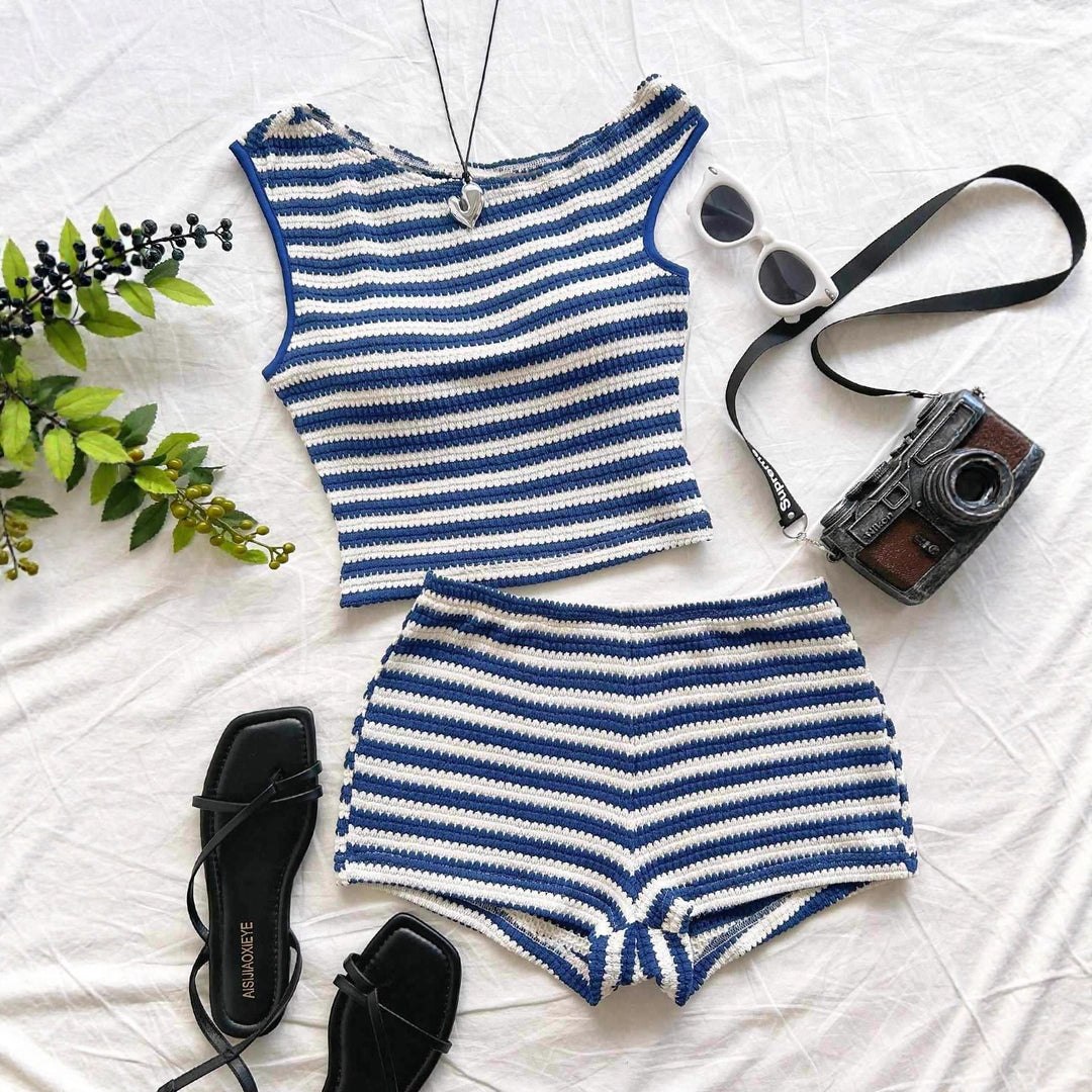 Damer strandoutfit med randig crop-top och shorts Mirla-Eva Jonsson