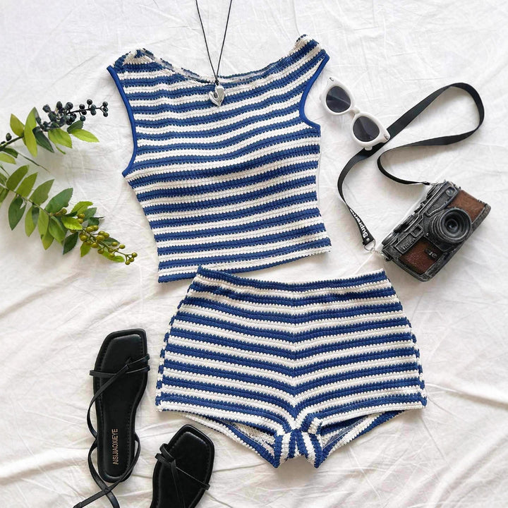 Damer strandoutfit med randig crop-top och shorts Mirla-Eva Jonsson