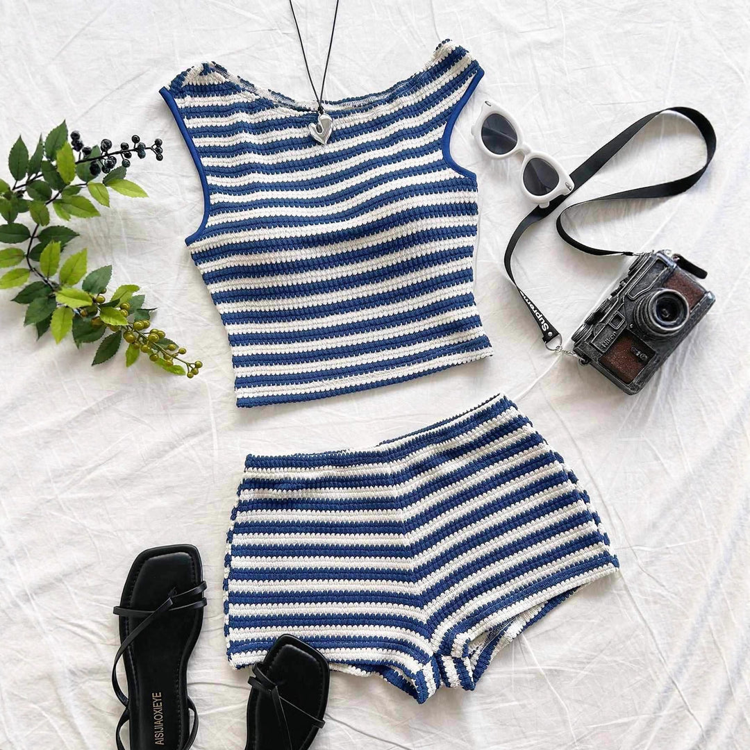 Damer strandoutfit med randig crop-top och shorts Mirla-Eva Jonsson