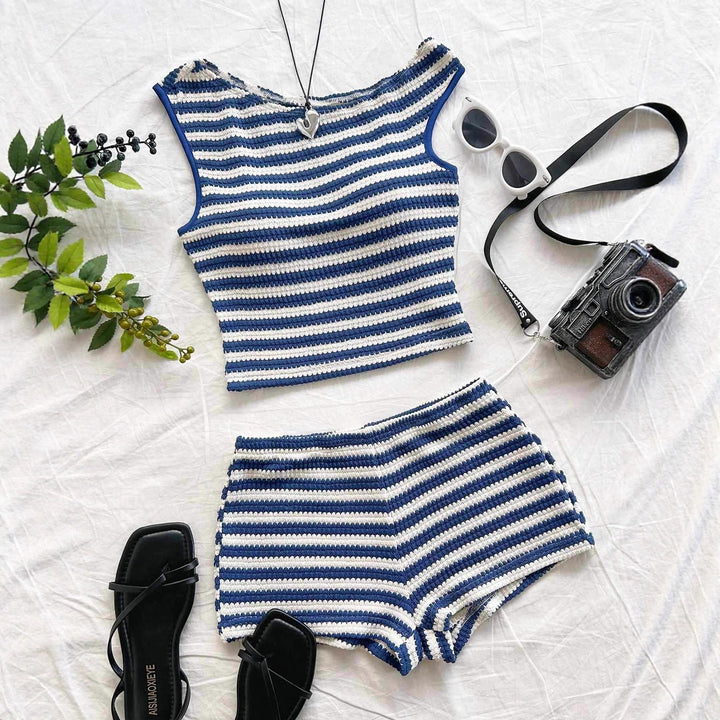 Damer strandoutfit med randig crop-top och shorts Mirla-Eva Jonsson