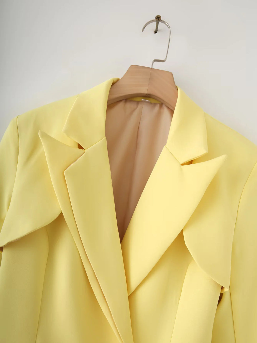 Damer strukturerad blazer med eleganta vikärmar och dekorativ stängning Mirla-Eva Jonsson