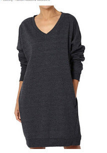 Damer sweatshirtklänning med V-ringning och praktisk fickdesign Mirla-Eva Jonsson