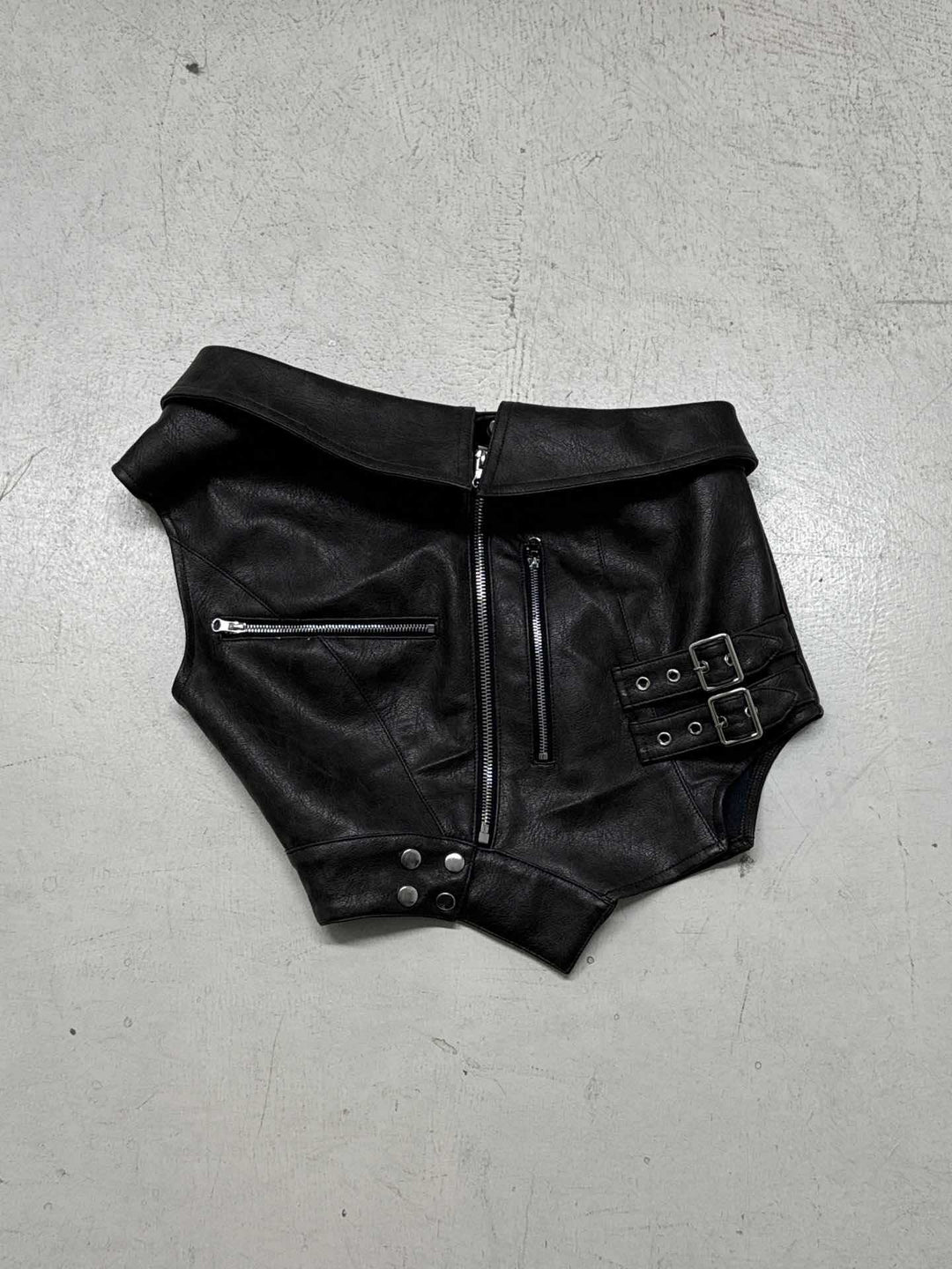 Damer tajt skurna konstläder-hotpants med justerbara spännen Mirla-Eva Jonsson