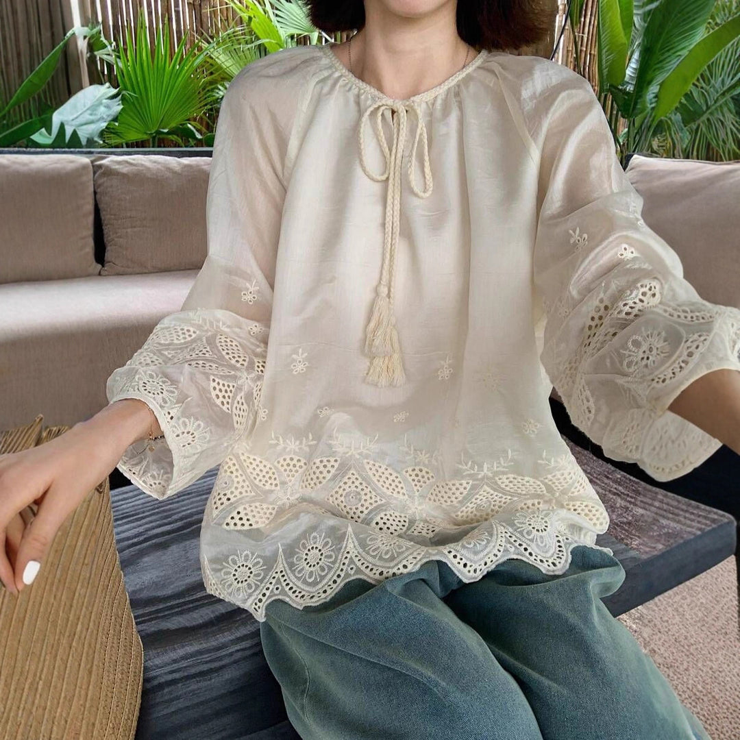 Damer tidlös blus med broderad spetsdetalj och band Mirla-Eva Jonsson