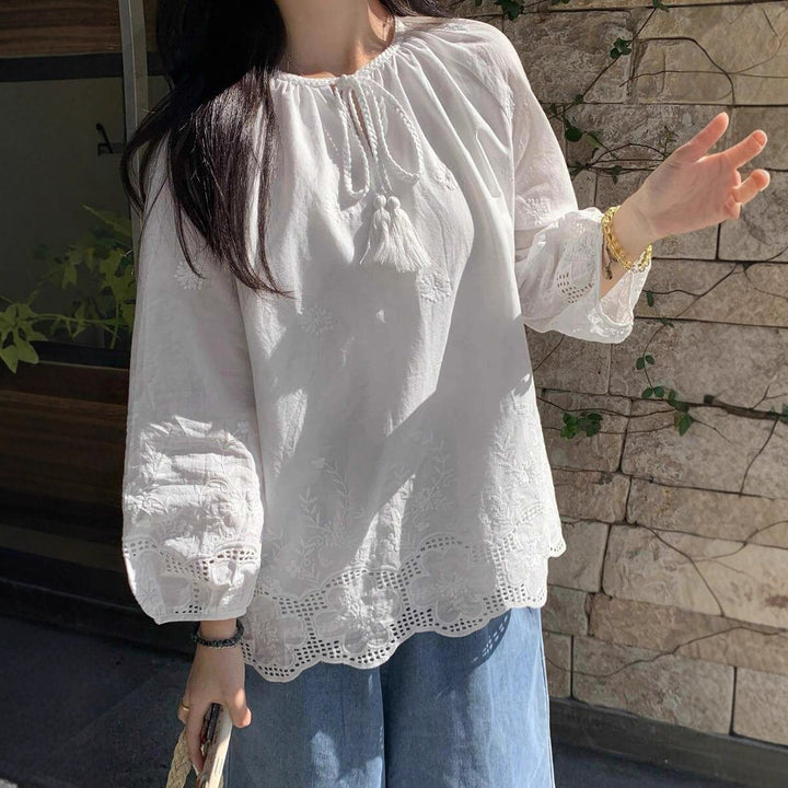Damer tidlös blus med broderad spetsdetalj och band Mirla-Eva Jonsson