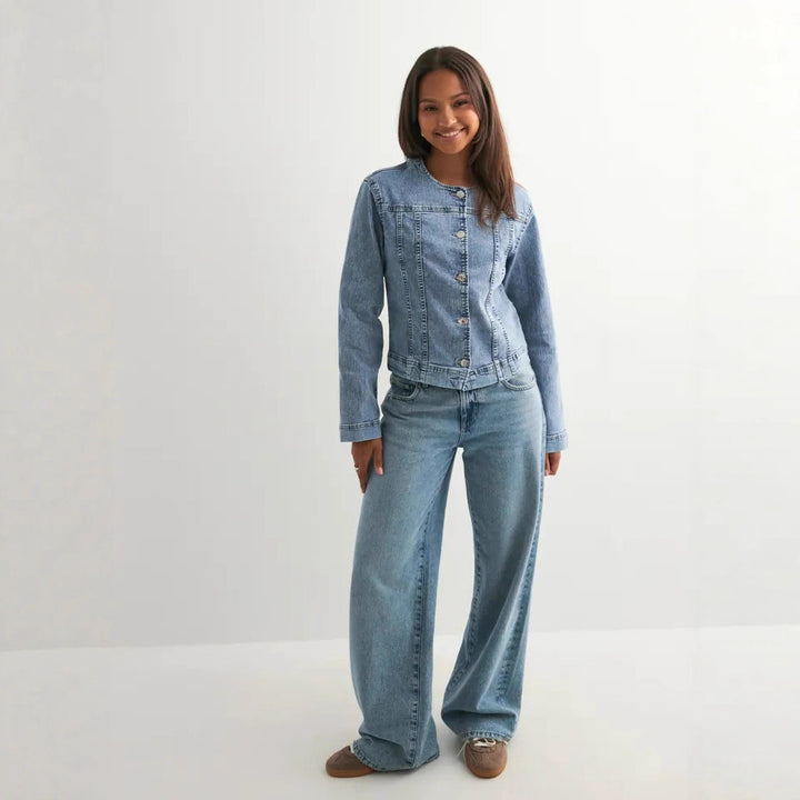 Damer tidlös denimjacka i modern skärning Mirla-Eva Jonsson