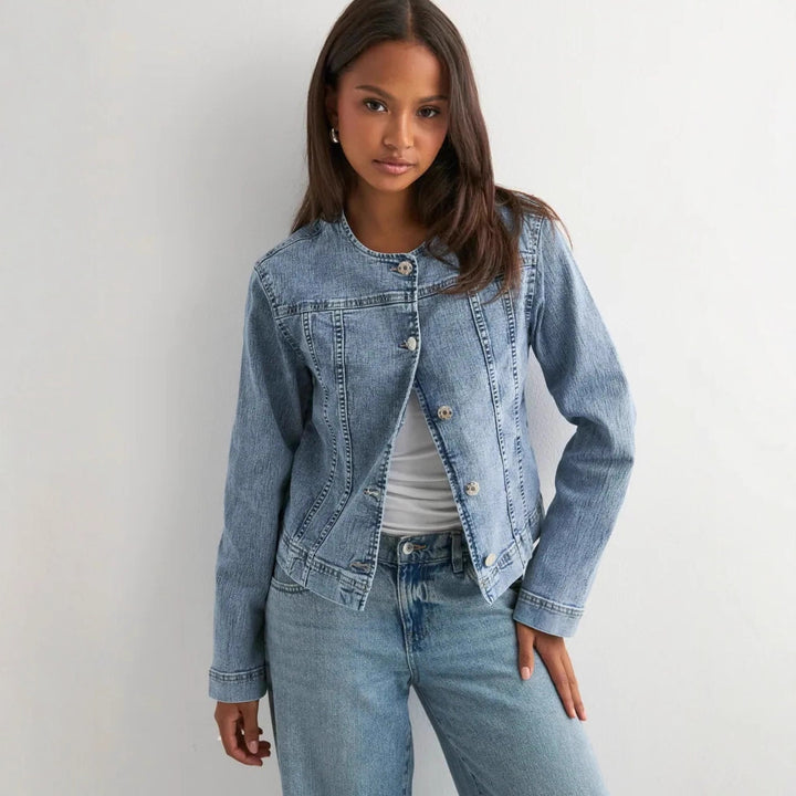 Damer tidlös denimjacka i modern skärning Mirla-Eva Jonsson