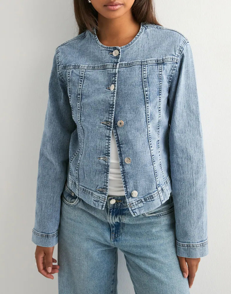 Damer tidlös denimjacka i modern skärning Mirla-Eva Jonsson