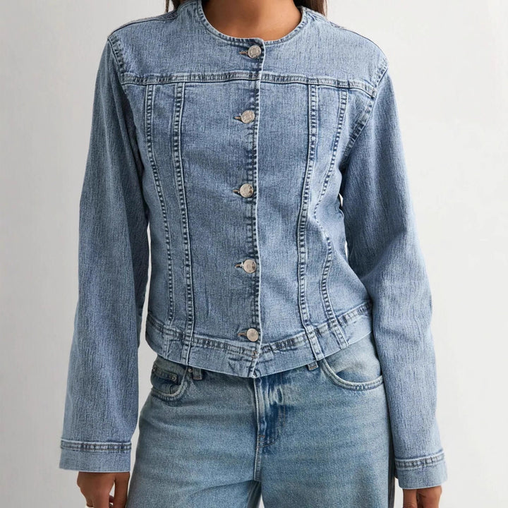 Damer tidlös denimjacka i modern skärning Mirla-Eva Jonsson