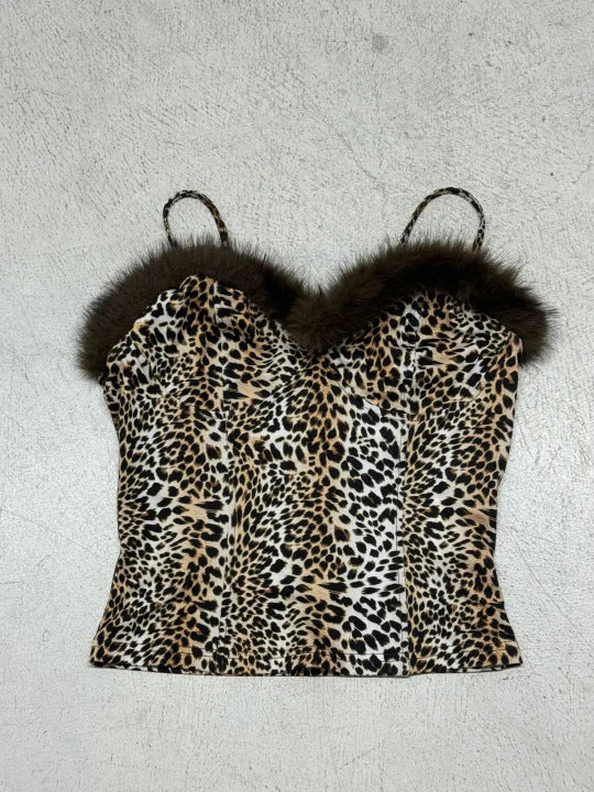 Damer topp med leopardmönster och elegant pärytterství Mirla-Eva Jonsson