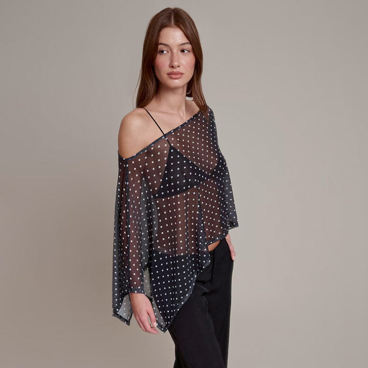 Damer transparent överdel med asymmetrisk skärning och polka prickar Mirla-Eva Jonsson