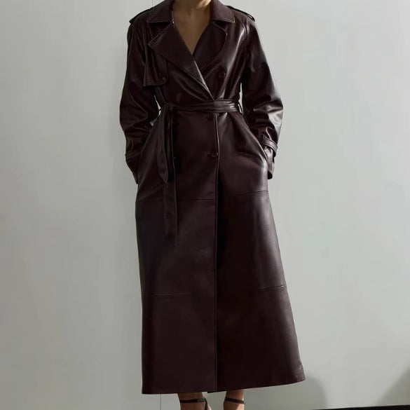 Damer trench coat i högkvalitativt konstläder med justerbart bälte Mirla-Eva Jonsson