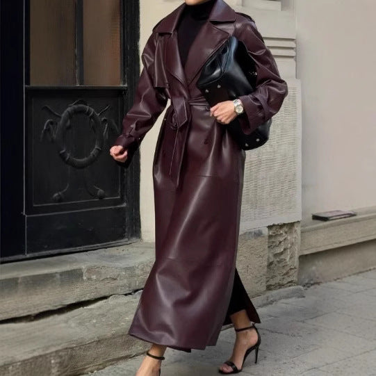 Damer trench coat i högkvalitativt konstläder med justerbart bälte Mirla-Eva Jonsson