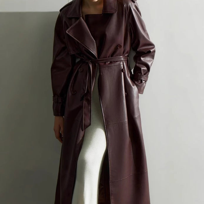 Damer trench coat i högkvalitativt konstläder med justerbart bälte Mirla-Eva Jonsson