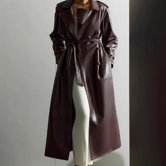 Damer trench coat i högkvalitativt konstläder med justerbart bälte Mirla-Eva Jonsson