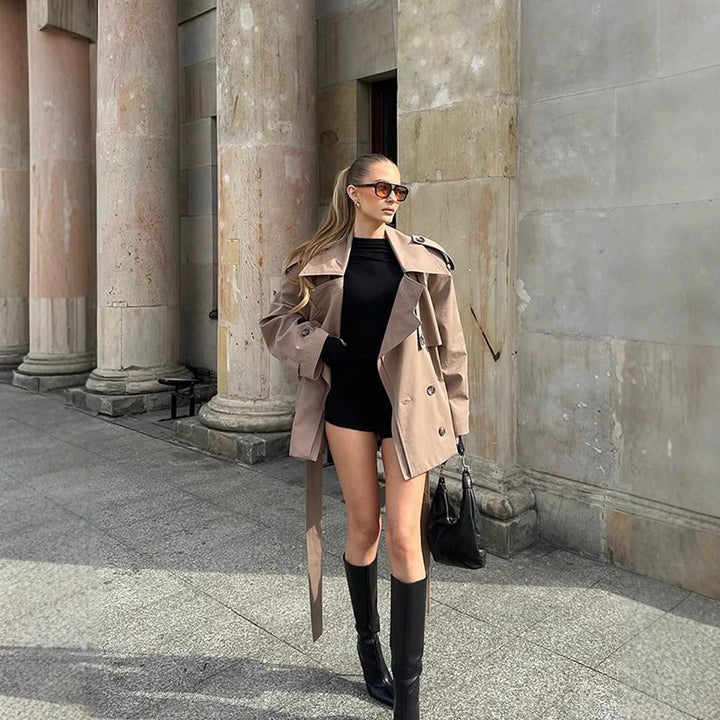 Damer trenchcoat med bälte och speciella knapppdetaljer Mirla-Eva Jonsson