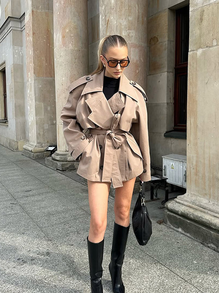 Damer trenchcoat med bälte och speciella knapppdetaljer Mirla-Eva Jonsson