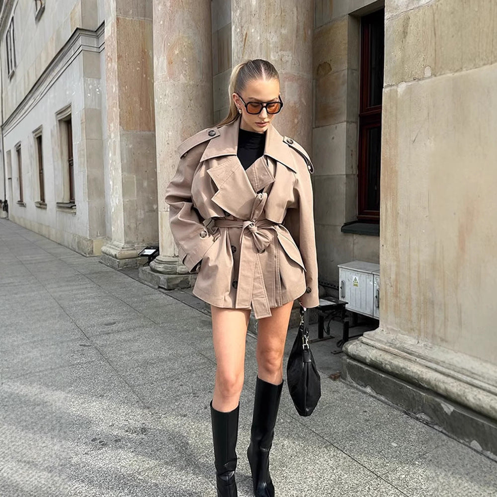 Damer trenchcoat med bälte och speciella knapppdetaljer Mirla-Eva Jonsson