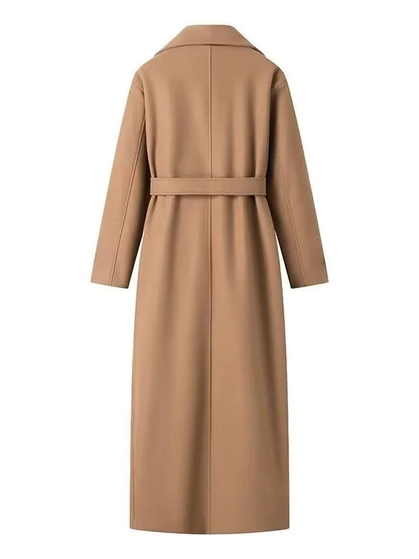 Damer trenchcoat med stilren midjeskärning och dubbelt knäppt fram Mirla-Eva Jonsson