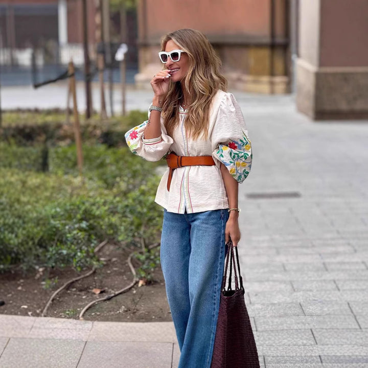 Damer trendig blus med florala broderier och midjebälte Mirla-Eva Jonsson