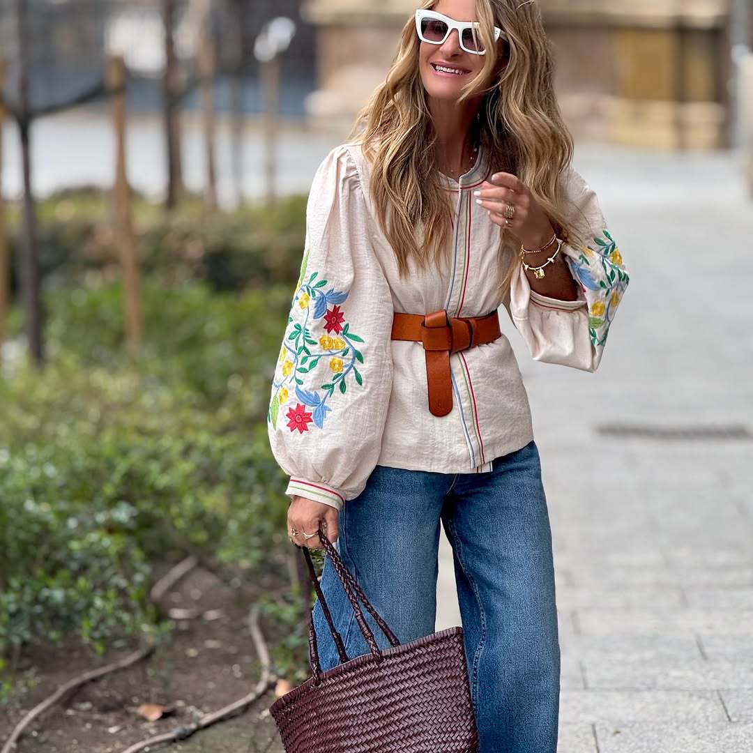 Damer trendig blus med florala broderier och midjebälte Mirla-Eva Jonsson