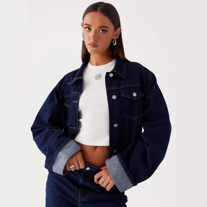 Damer trendig denimjacka i avslappnad skärning med påsydda fickor och knappryggar Mirla-Eva Jonsson