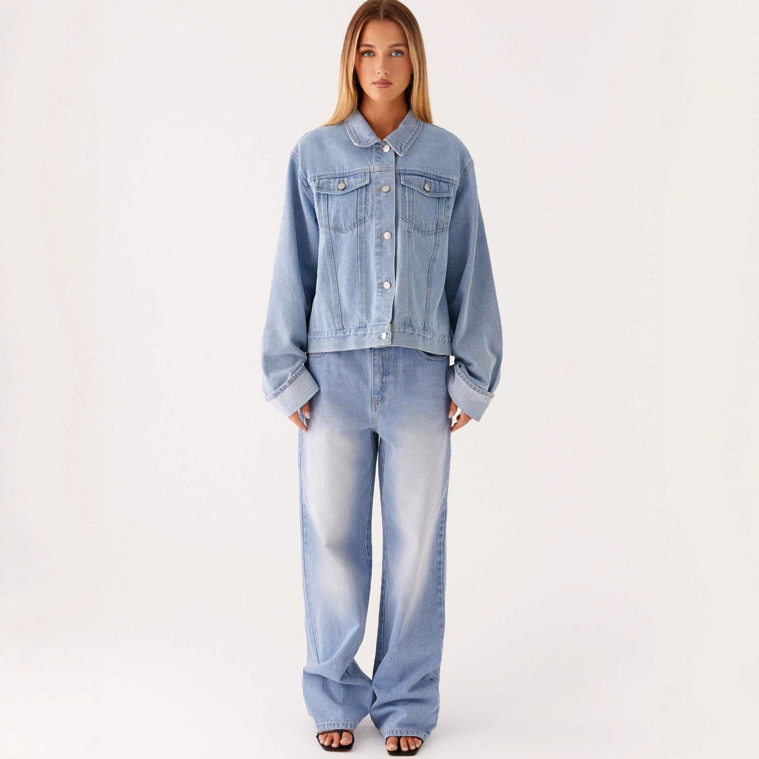 Damer trendig denimjacka i avslappnad skärning med påsydda fickor och knappryggar Mirla-Eva Jonsson