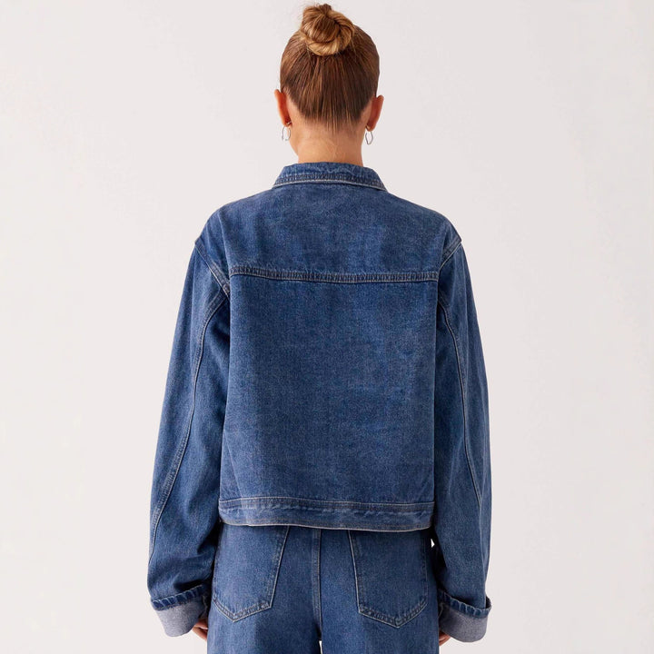 Damer trendig denimjacka i avslappnad skärning med påsydda fickor och knappryggar Mirla-Eva Jonsson