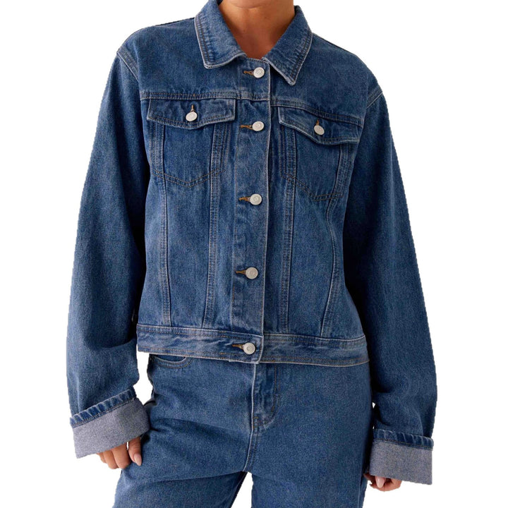 Damer trendig denimjacka i avslappnad skärning med påsydda fickor och knappryggar Mirla-Eva Jonsson