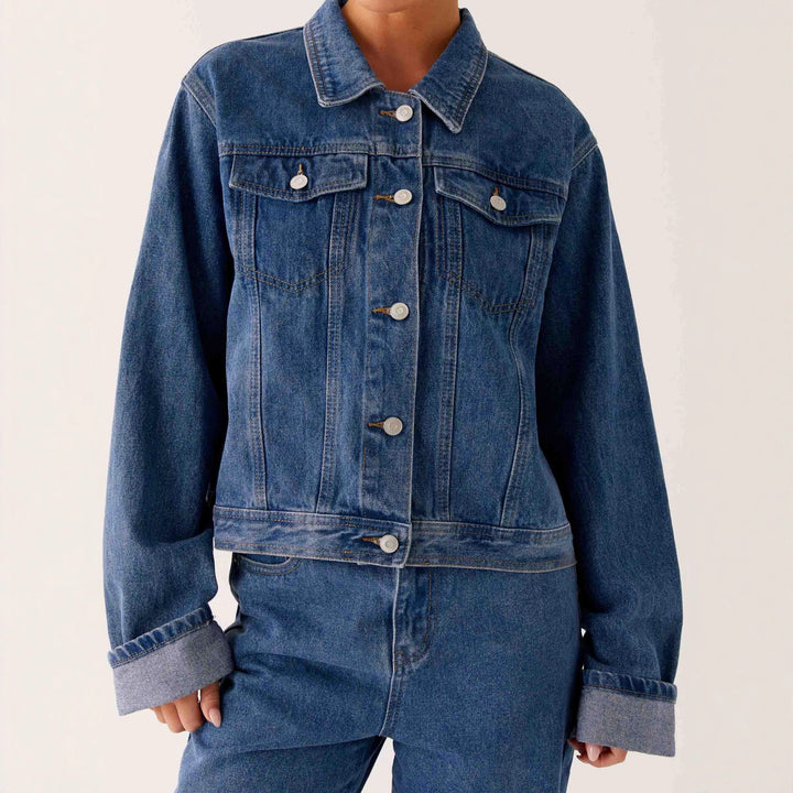 Damer trendig denimjacka i avslappnad skärning med påsydda fickor och knappryggar Mirla-Eva Jonsson