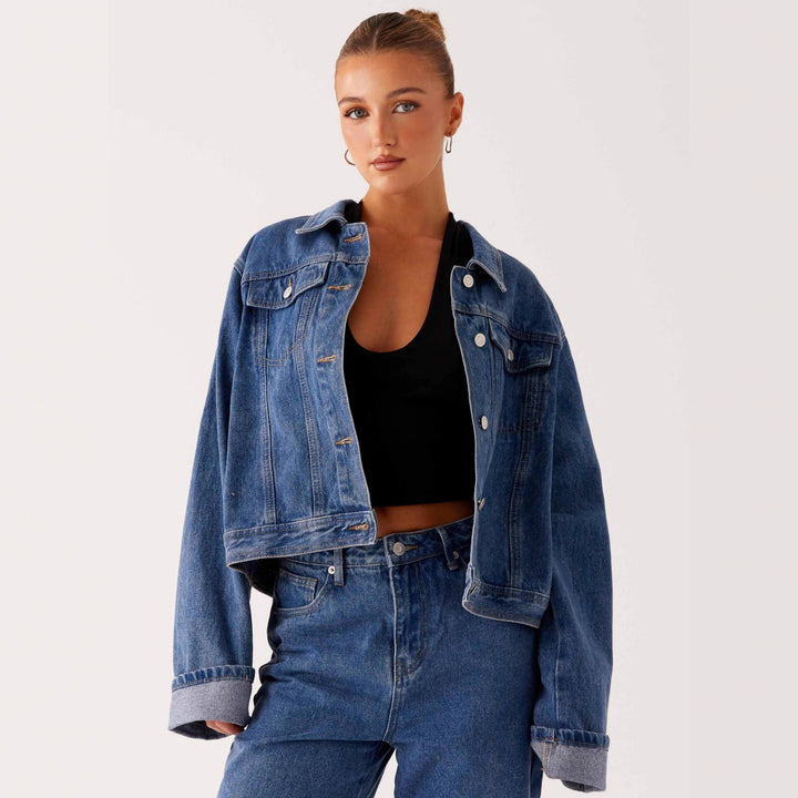 Damer trendig denimjacka i avslappnad skärning med påsydda fickor och knappryggar Mirla-Eva Jonsson