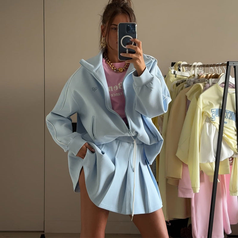 Damer trendig sport-loungewear med bekväm oversize-jacka och mini-kjol Mirla-Eva Jonsson