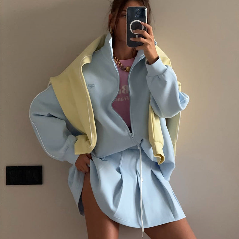 Damer trendig sport-loungewear med bekväm oversize-jacka och mini-kjol Mirla-Eva Jonsson