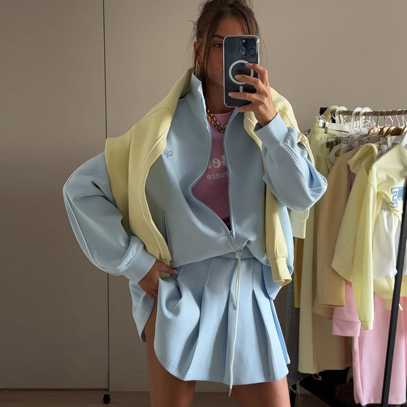 Damer trendig sport-loungewear med bekväm oversize-jacka och mini-kjol Mirla-Eva Jonsson