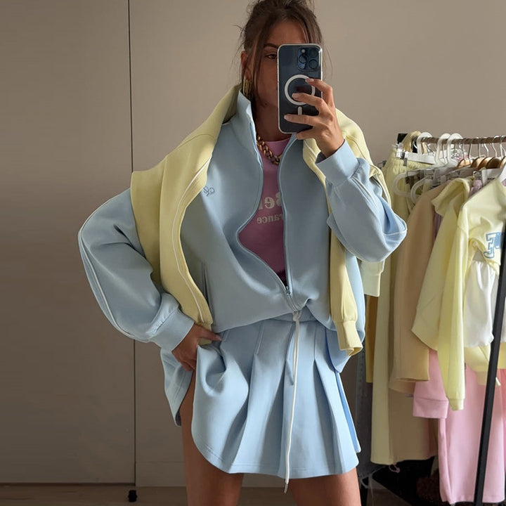 Damer trendig sport-loungewear med bekväm oversize-jacka och mini-kjol Mirla-Eva Jonsson