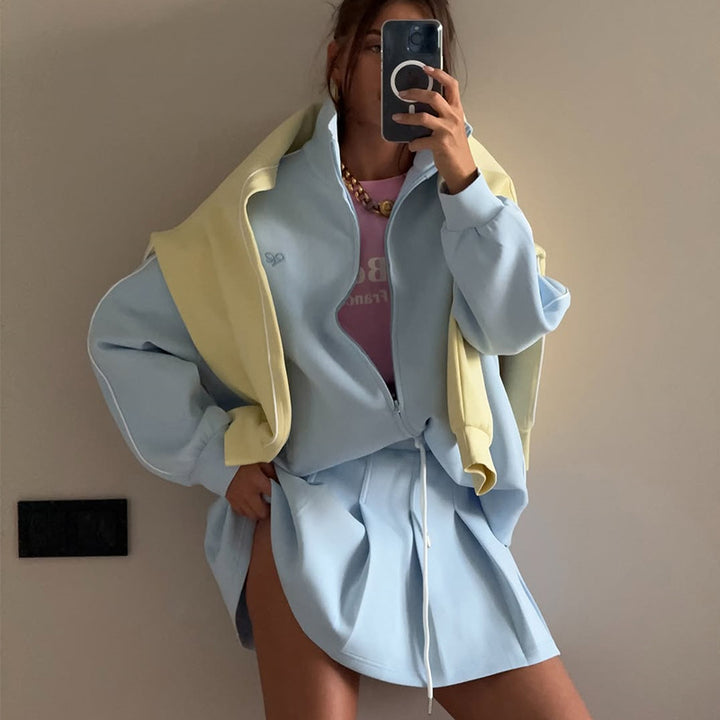 Damer trendig sport-loungewear med bekväm oversize-jacka och mini-kjol Mirla-Eva Jonsson