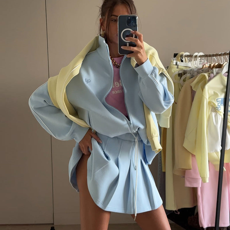 Damer trendig sport-loungewear med bekväm oversize-jacka och mini-kjol Mirla-Eva Jonsson