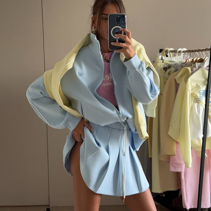 Damer trendig sport-loungewear med bekväm oversize-jacka och mini-kjol Mirla-Eva Jonsson