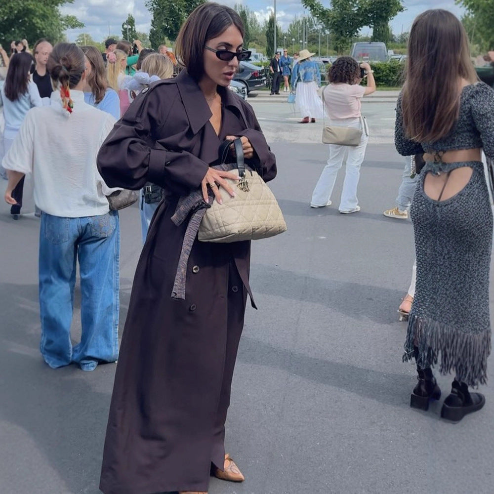 Damer trendig trenchcoat med bälte och voluminösa ärmar Mirla-Eva Jonsson