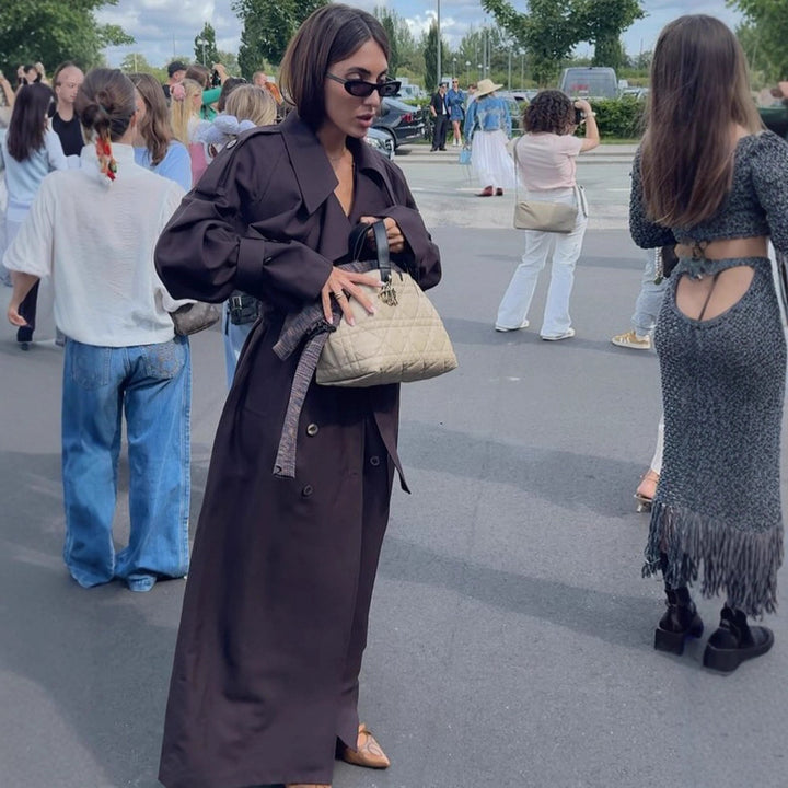 Damer trendig trenchcoat med bälte och voluminösa ärmar Mirla-Eva Jonsson