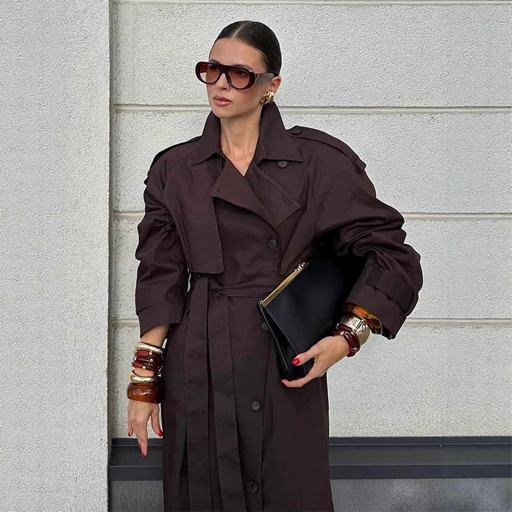 Damer trendig trenchcoat med bälte och voluminösa ärmar Mirla-Eva Jonsson