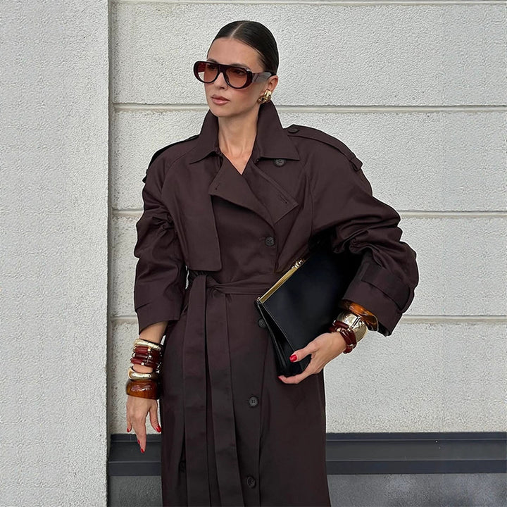 Damer trendig trenchcoat med bälte och voluminösa ärmar Mirla-Eva Jonsson