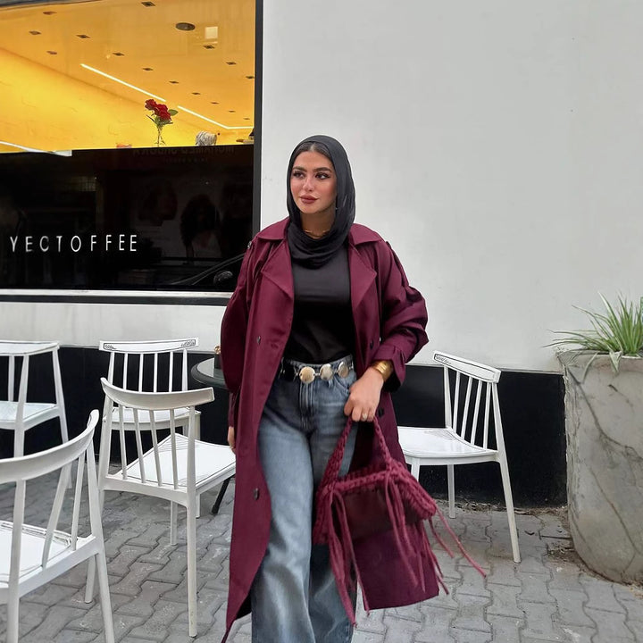 Damer trendig trenchcoat med stilren skärning och praktiska fickor Mirla-Eva Jonsson