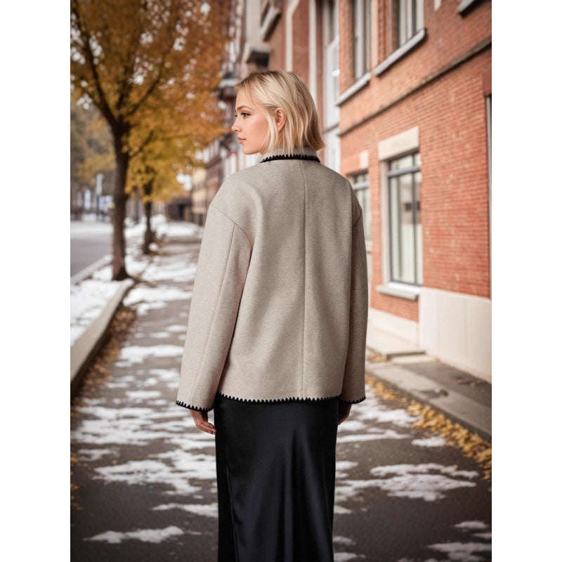 Damer trendig ulljacka med strukturerad design och kontrasterande detaljer Mirla-Eva Jonsson