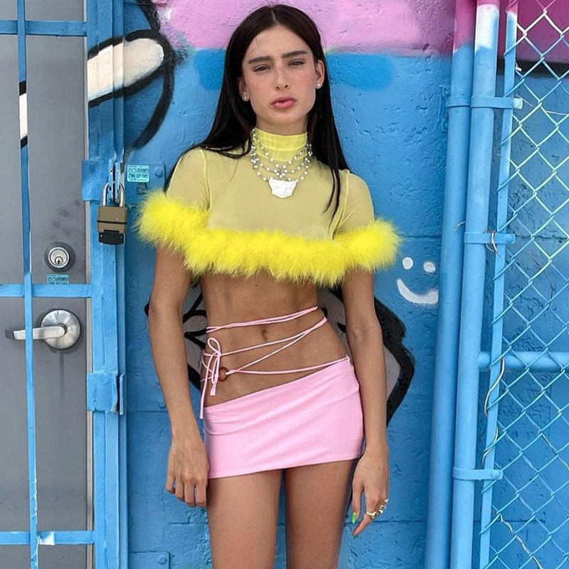Damer trendigt cropped topp med glamourös fjäderdetalj Mirla-Eva Jonsson