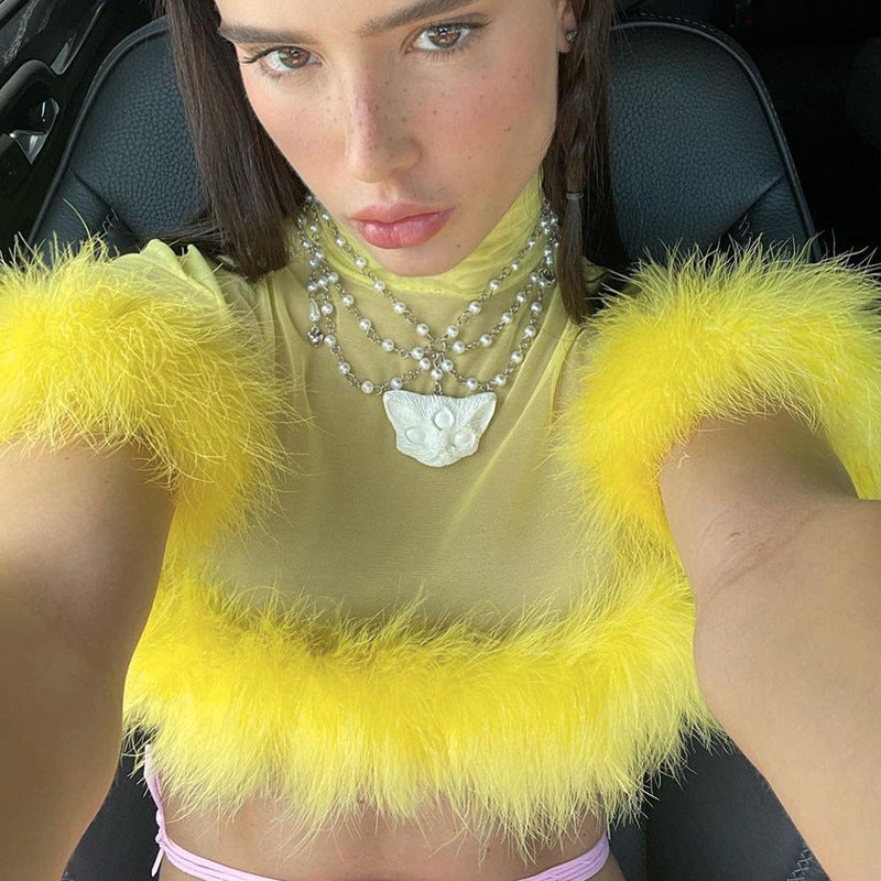 Damer trendigt cropped topp med glamourös fjäderdetalj Mirla-Eva Jonsson