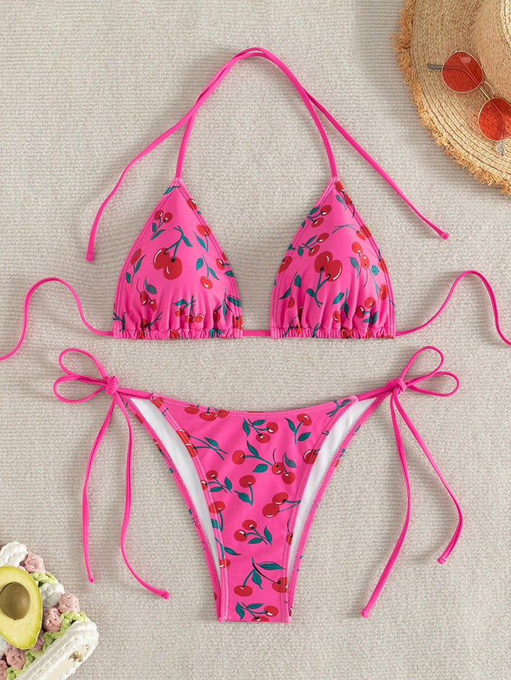 Damer triangel-bikini med knytning och lekfullt körsbärsdesign Mirla-Eva Jonsson