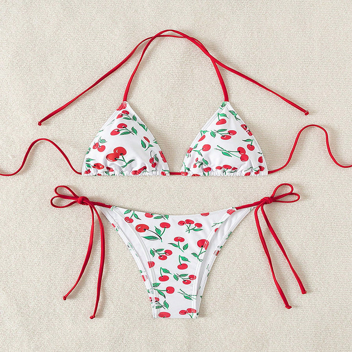 Damer triangel-bikini med knytning och lekfullt körsbärsdesign Mirla-Eva Jonsson